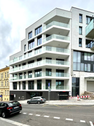 Rezidence Kobrova od SCHINDLER SEKO ARCHITEKTI a její situování na nárožní parcelu