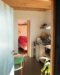 Uvnitř je chata malá, útulná a voní přírodní kosmetikou. 