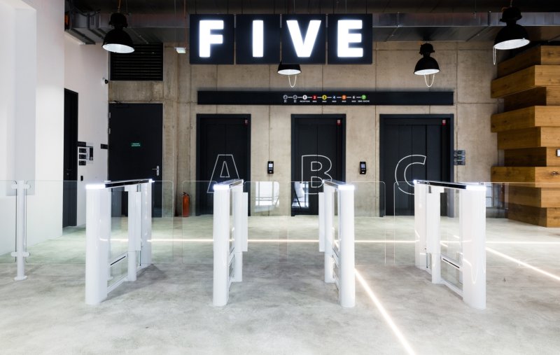 FIVE, QARTA architektura.