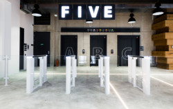 FIVE, QARTA architektura.