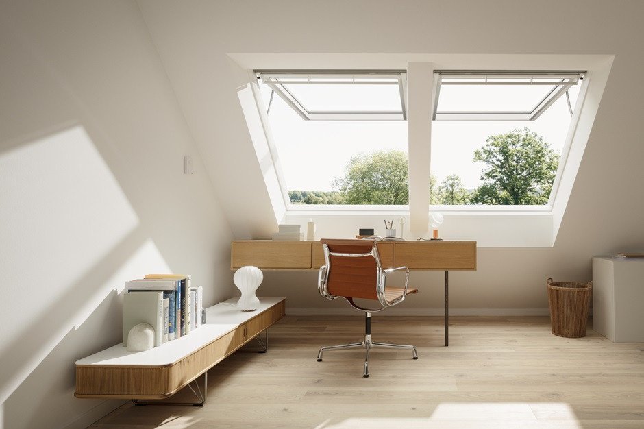 Elektricky ovládané výklopně-kyvné střešní okno VELUX INTEGRA ® GPU.