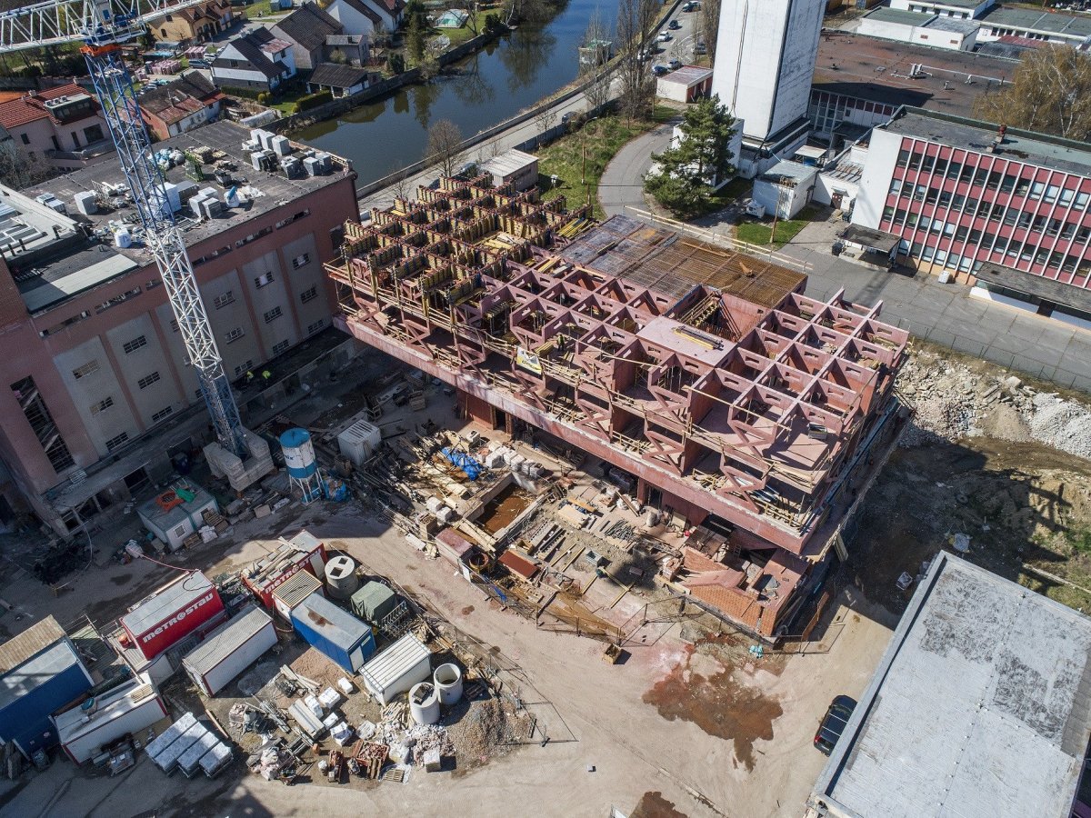 Budova Centrálních polytechnických dílen s Galerií města Pardubic v areálu Winternitzových automatických mlýnů v Pardubicích od ateliéru Šépka architekti
