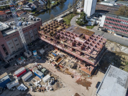 Budova Centrálních polytechnických dílen s Galerií města Pardubic v areálu Winternitzových automatických mlýnů v Pardubicích od ateliéru Šépka architekti