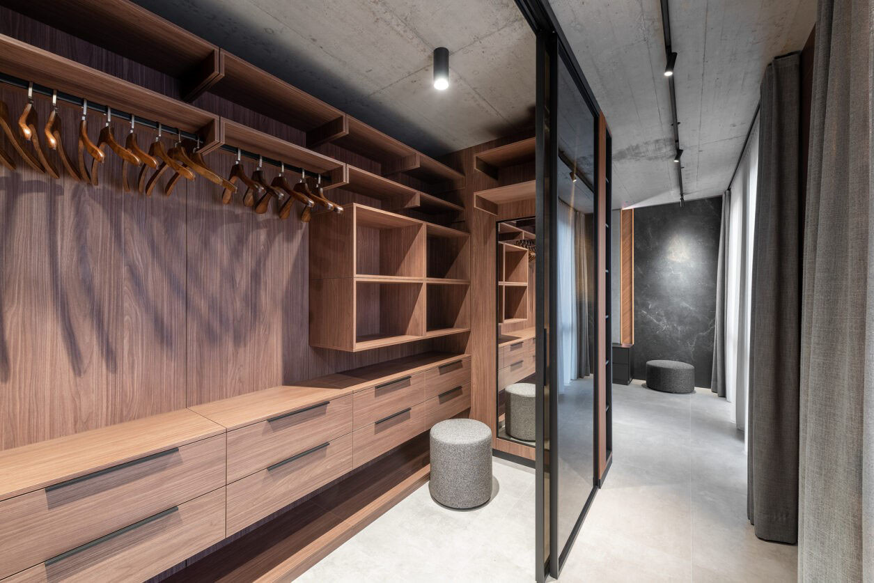 V šatně architekti použili obklad i nábytkové doplňky ze systému EFEKTA.