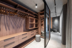 V šatně architekti použili obklad i nábytkové doplňky ze systému EFEKTA.
