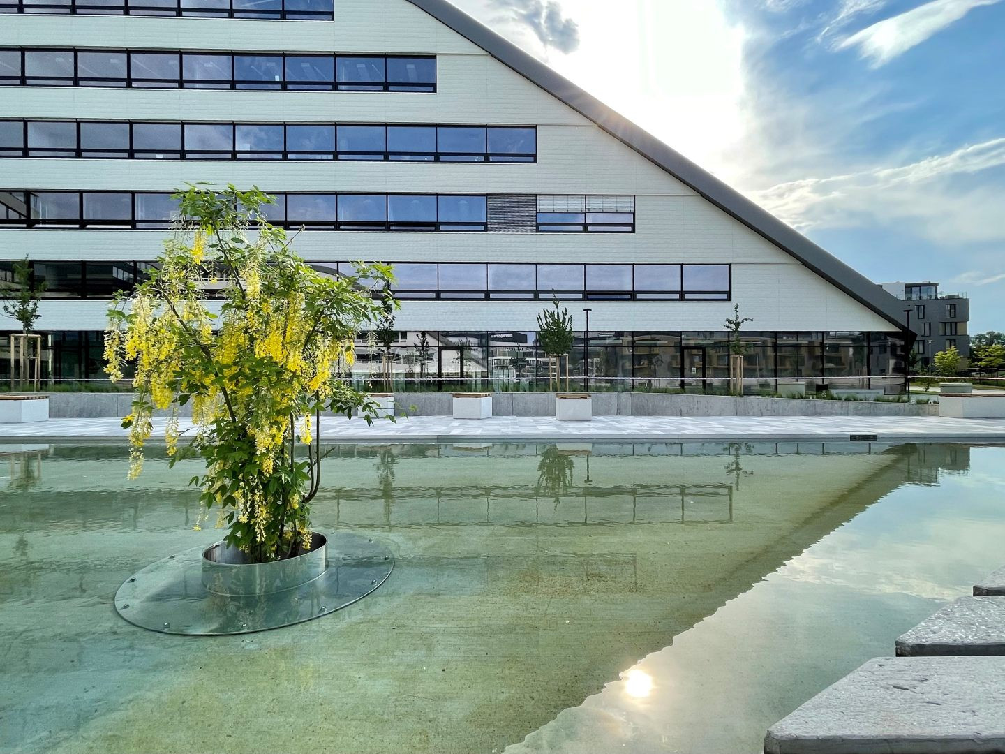 Studio SCHINDLER SEKO ARCHITEKTI navrhlo novou administrativní budovu DOCK IN FOUR na rozhraní Karlína a Libně