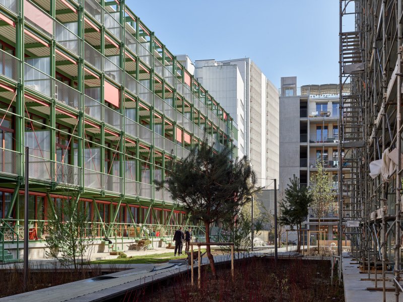 Investorem je nadace Stiftung Habitat. (Konverze skladu vína na komunitní bydlení; Esch Sintzel Architekten)
