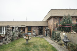 Jeden z řadových domů patřil restaurátorovi Václavu Hlavatému, před jeho domem stojí dodnes kopie barokních soch.