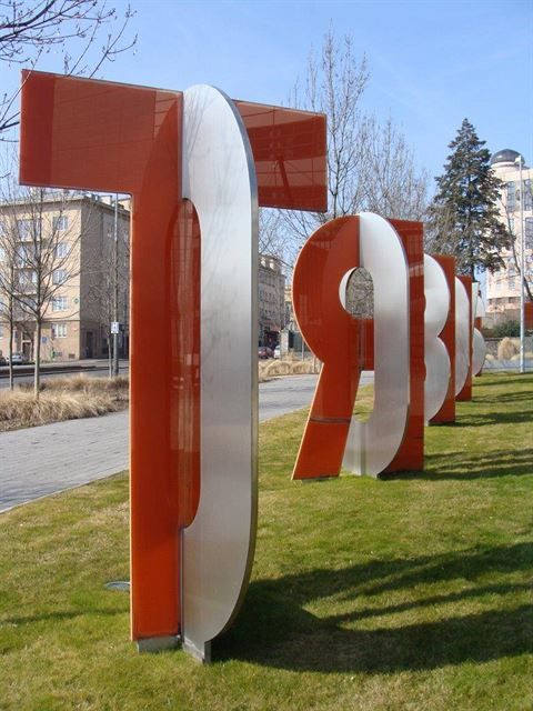 CIGLER MARANI ARCHITECTS, Budova Rádia Svobodná Evropa (REF), nápis před vchodem - foto