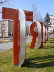 CIGLER MARANI ARCHITECTS, Budova Rádia Svobodná Evropa (REF), nápis před vchodem - foto