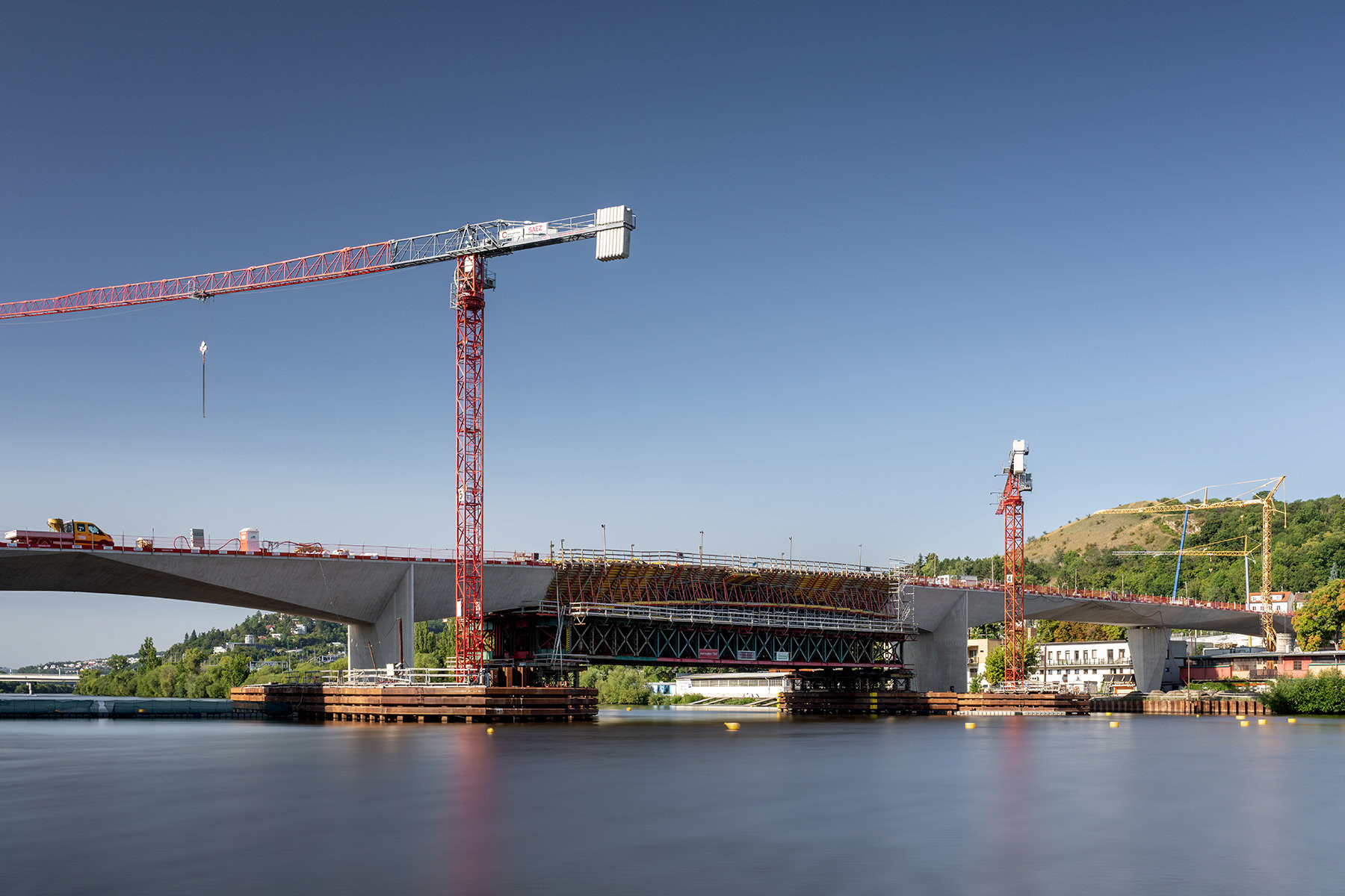Pohledový beton krystalických forem vyžadoval složitou přípravu bednění podle 3D modelu. (Pražanům se otevře Dvorecký most; ATELIER 6)