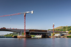 Pohledový beton krystalických forem vyžadoval složitou přípravu bednění podle 3D modelu. (Pražanům se otevře Dvorecký most; ATELIER 6)