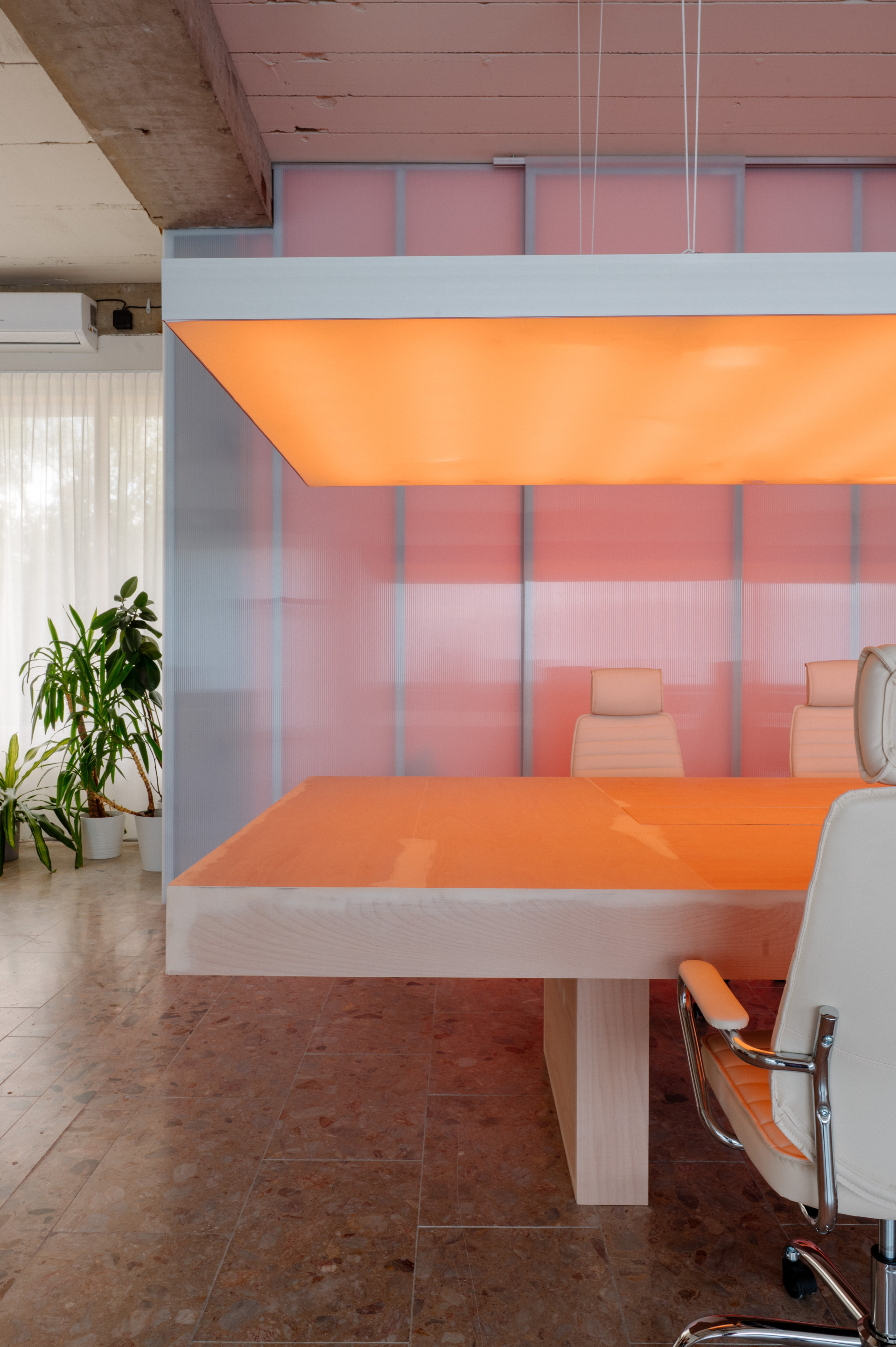 Kategorii Interiér ovládl projekt od architektů z Absurd studio. Prostor slouží kreativnímu studiu SORRYWECAN, které balancuje na hraně umění a technologií. Interiér jde vědomě proti proudu sterilních kanceláří.