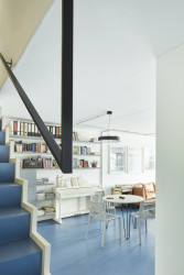 Maria Maninová (MAAT), Rekonstrukce bytu v Krči - betonové schodiště se stalo součástí obývacího pokoje a bylo obaleno úložnými prostory