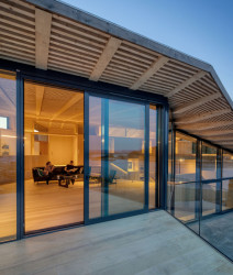 Na ostrově Finnøy vyrostl dům s výhledy na oceán. Navrhla ho architektonická kancelář Helen & Hard.