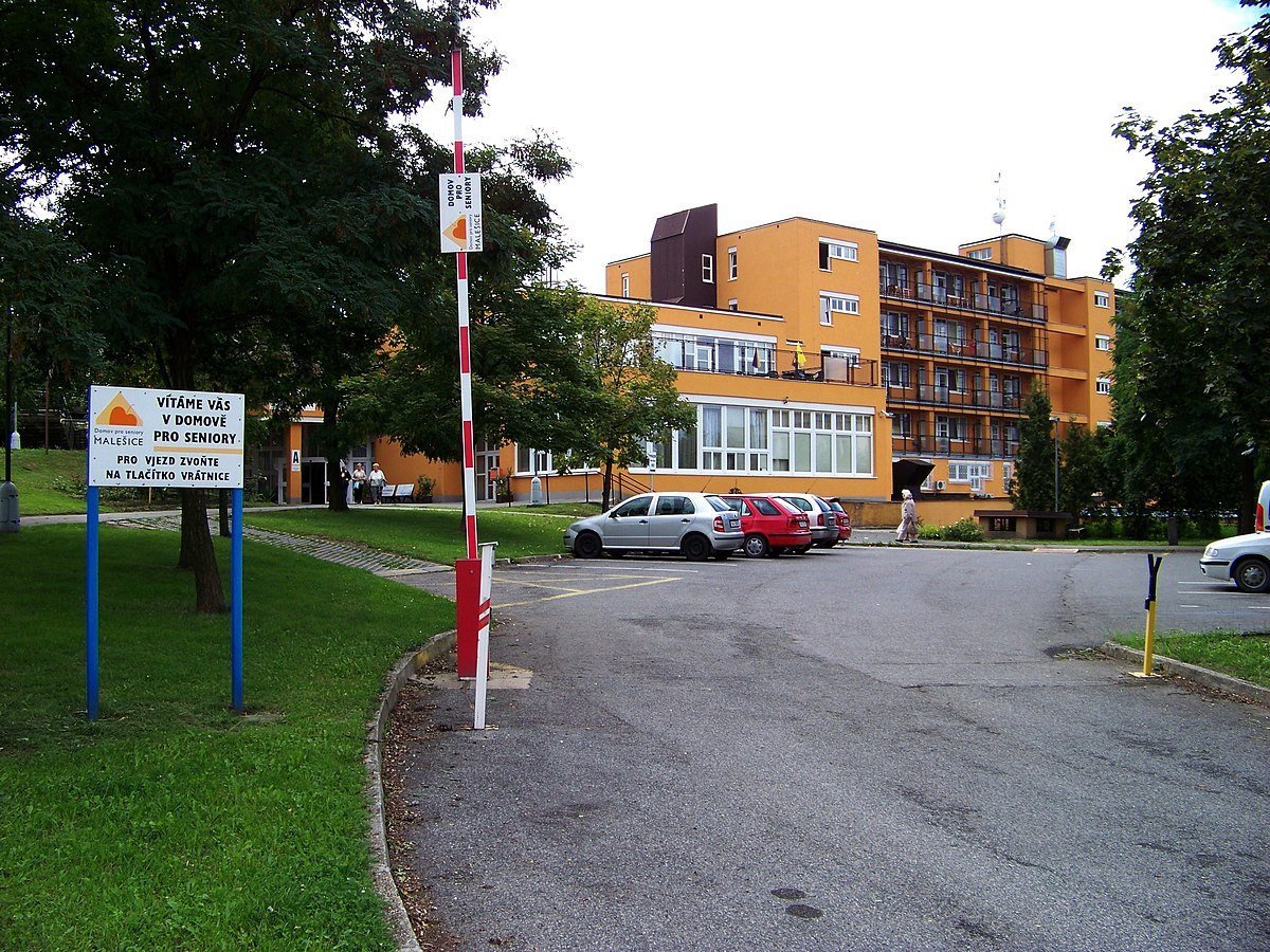 Geriatrický komplex v Praze-Malešicích, Vlado Milunić a Jan Línek, 1974–1985