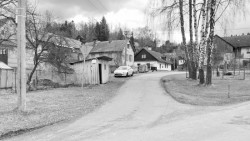 Předchozí autobusová zastávka na návsi v Hluboké