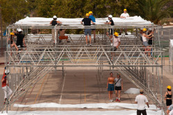 Před začátkem akce postavili organizátoři konstrukci z lešení, pod kterým následně probíhaly worshopy.