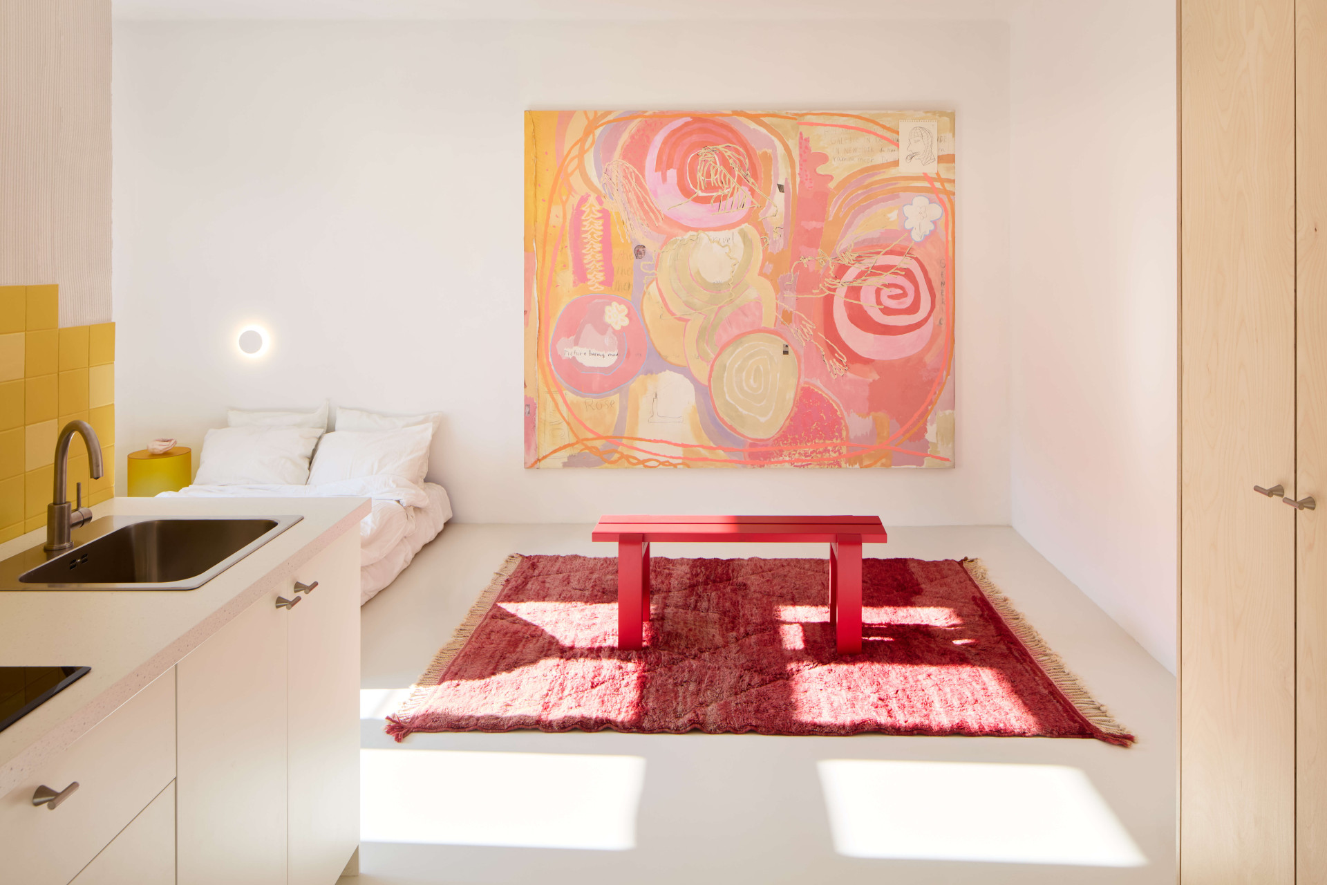 Další vybavení si do bytu už donese jeho obyvatel či obyvatelka, bude se totiž pronajímat. (Byt pro malířku v Praze-Holešovicích od Plus One Architects)