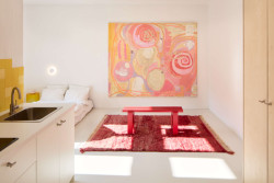 Další vybavení si do bytu už donese jeho obyvatel či obyvatelka, bude se totiž pronajímat. (Byt pro malířku v Praze-Holešovicích od Plus One Architects)