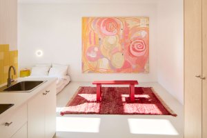 Další vybavení si do bytu už donese jeho obyvatel či obyvatelka, bude se totiž pronajímat. (Byt pro malířku v Praze-Holešovicích od Plus One Architects)