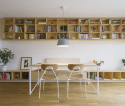 Do ulice řadovce zachovali její typický vzhled s dřevěným obkladem. Interiéry potkaly naopak velké změny. (Bydlení v řadovém domě v Praze-Strašnicích, BY architects)