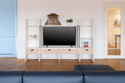 Interiéry jsou vybavené autorským nábytkem vytvořeným na míru