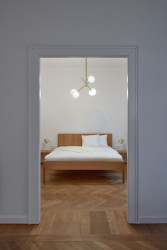 V místnostech jsou dubové parkety v klasické verzi "stromeček" s bordurou okolo. (Byt na Starém Městě, RDTH architekti)