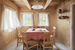 Svítidla jsou současná, ze Švédska.