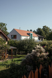 Stavba v Klokočné má totiž jak archetypální siluetu, tak řadu příjemných ozvláštnění. (Rodinný dům v Klokočné od ateliéru Chrama)