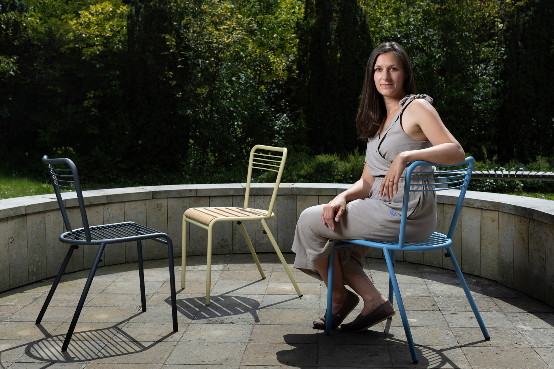 Designérka Jitka Trčková a židle z nové kolekce Flaneur