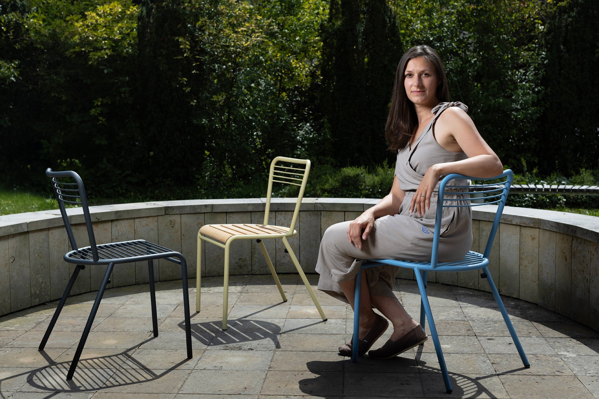 Designérka Jitka Trčková a židle z nové kolekce Flaneur