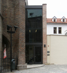 Přístavba pokladny a schodiště k Bílé věži v Hradci Králové od architekta Jaromíra Chmelíka