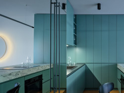 Zrcadlová úprava opticky rozšiřuje prostor. (Rekonstrukce bytu v Pitkovicích, Formafatal)