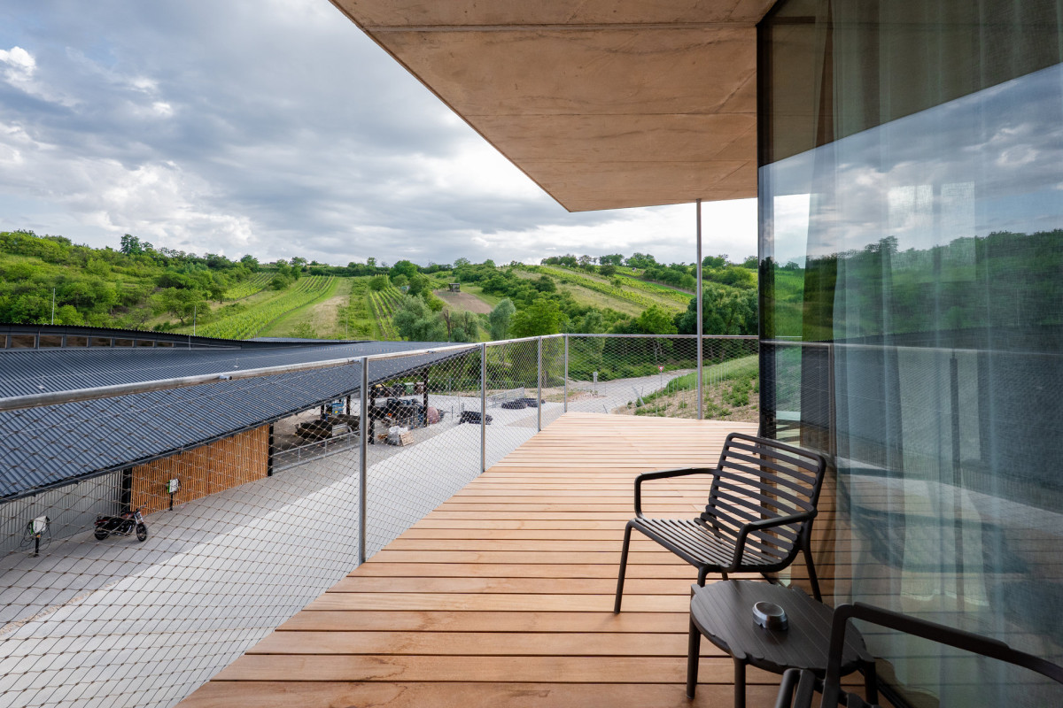 Z horní budovy s pokoji je vidět přímo na hlavní budovu, je možné odtud studovat její tvar. (ARTEVINI Resort & Winery u Velkých Pavlovic; znamení čtyř – architekti)