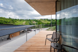 Z horní budovy s pokoji je vidět přímo na hlavní budovu, je možné odtud studovat její tvar. (ARTEVINI Resort & Winery u Velkých Pavlovic; znamení čtyř – architekti)