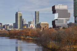 Vykonzolovaná patra připomínají rozházený stoh knih. (Centrum výpočetní a datové vědy Bostonské univerzity, KPMB Architects)