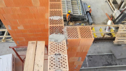 Sendvič: zalomené napojení v rohu stěny