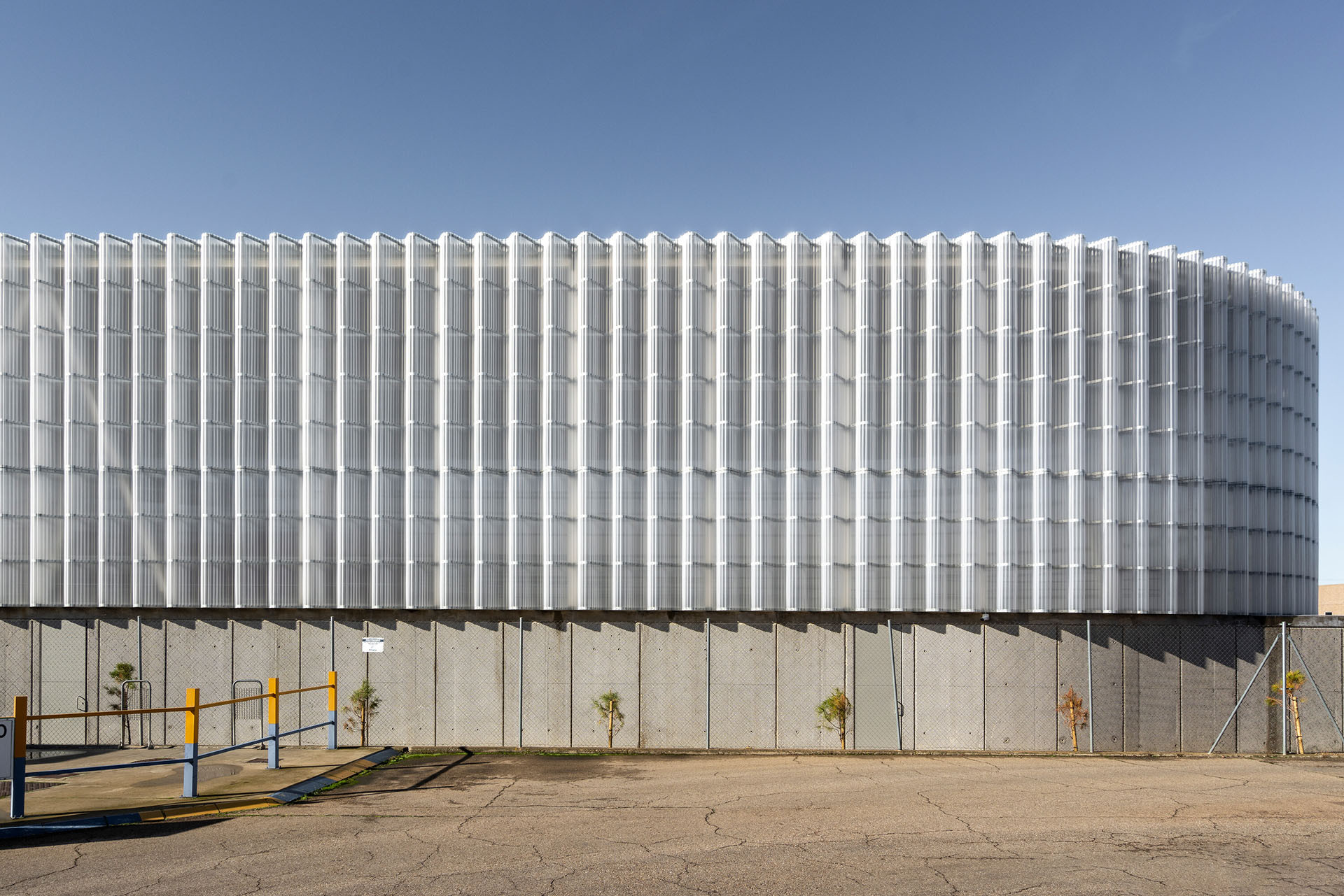 Většina infrastruktury je skrytá pod zem, viditelná zůstala centrála - místo, kde jsou skryty stroje. (Centrála tepelné elektrárny v Palencii, FRPO Rodríguez & Oriol)