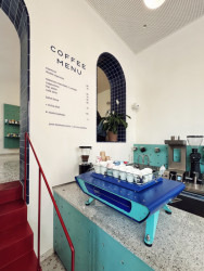 Bar a policový systém je navržen z děrované překližky modré barvy. (Onesip Coffee, edit!)