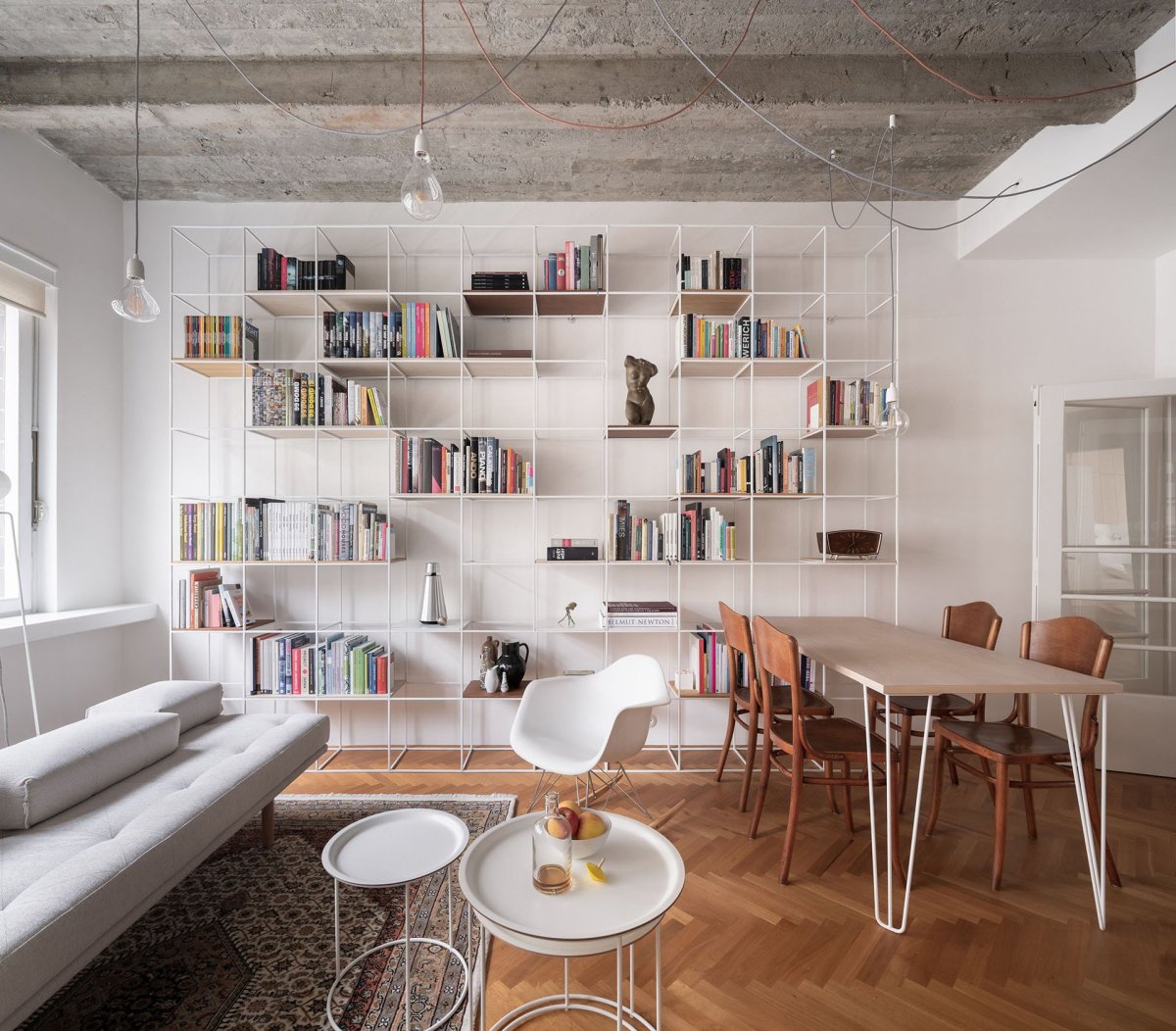 Knihovna v obývacím pokoji - nová, bílá, subtilní  (Rekonstrukce funkcionalistického bytu v Praze, architekt Martin Čeněk)