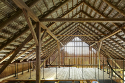 Plocha na střeše boxu. (Krabice ve stodole; Facha architekti)