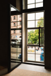 Architekti nechali zrestaurovat i původní ocelová a dřevěná špaletová okna.