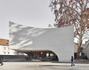 Částečně prosklený parter vytváří dojem, jakoby monolit z betonu levitoval nad zemí.