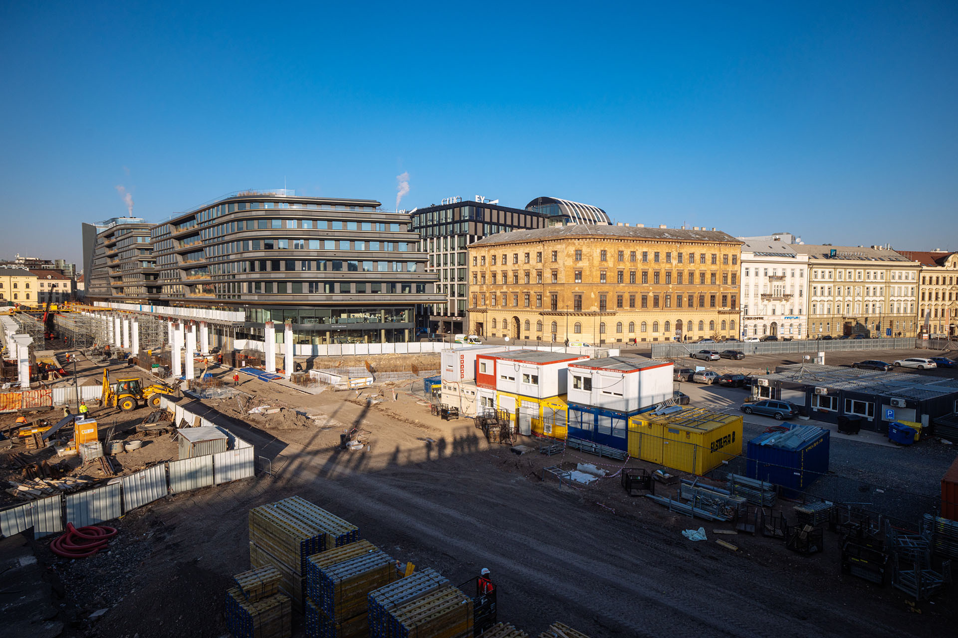 V okolí nové čtvrti vzniká řada záměrů, Správa železnic již připravuje zastřešení kolejiště Masarykova nádraží a nová nástupiště pro spojení na letiště, Muzeum hlavního města Prahy plánuje rekonstrukci Desfourského paláce