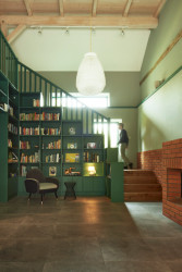 „Dům pracuje s kontrasty – tradiční forma a měřítko na jedné straně, současný interiér s odvážnými barevnými akcenty na straně druhé,“ popisují svůj koncept Pavel Nový a Vít Svoboda. (Rodinný dům Chřibská od 0,5 Studio)