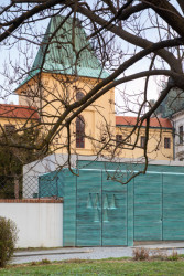 Znak Arcibiskupství olomouckého - prolisovaný na vratech brány, za kterými je vchod do zámeckých sklepů. (Vstupní objekt do zámeckých sklepů s trafostanicí v Kroměříži od Atelier Štěpán)