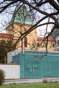 Znak Arcibiskupství olomouckého - prolisovaný na vratech brány, za kterými je vchod do zámeckých sklepů. (Vstupní objekt do zámeckých sklepů s trafostanicí v Kroměříži od Atelier Štěpán)