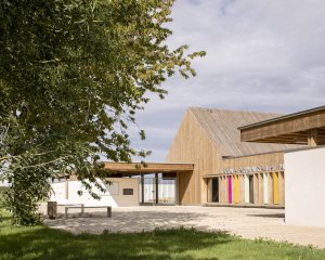 Škola ve francouzském Josnes od studia FAUN