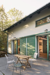Směrem k terase se dům otevřel novými francouzskými okny. (Rodinný dům Chřibská od 0,5 Studio)